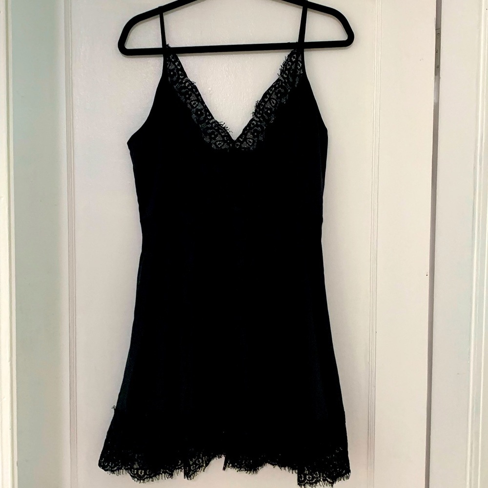 BLACK NWT SILKY DRESS- SIZE L (NBD BRAND)